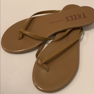 Tkees brown glossy flip flops size 7